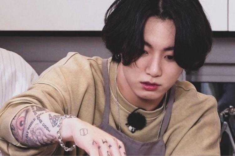 Gaya Jungkook BTS Pamer Tato Depan ARMY, Bikin Menjerit!