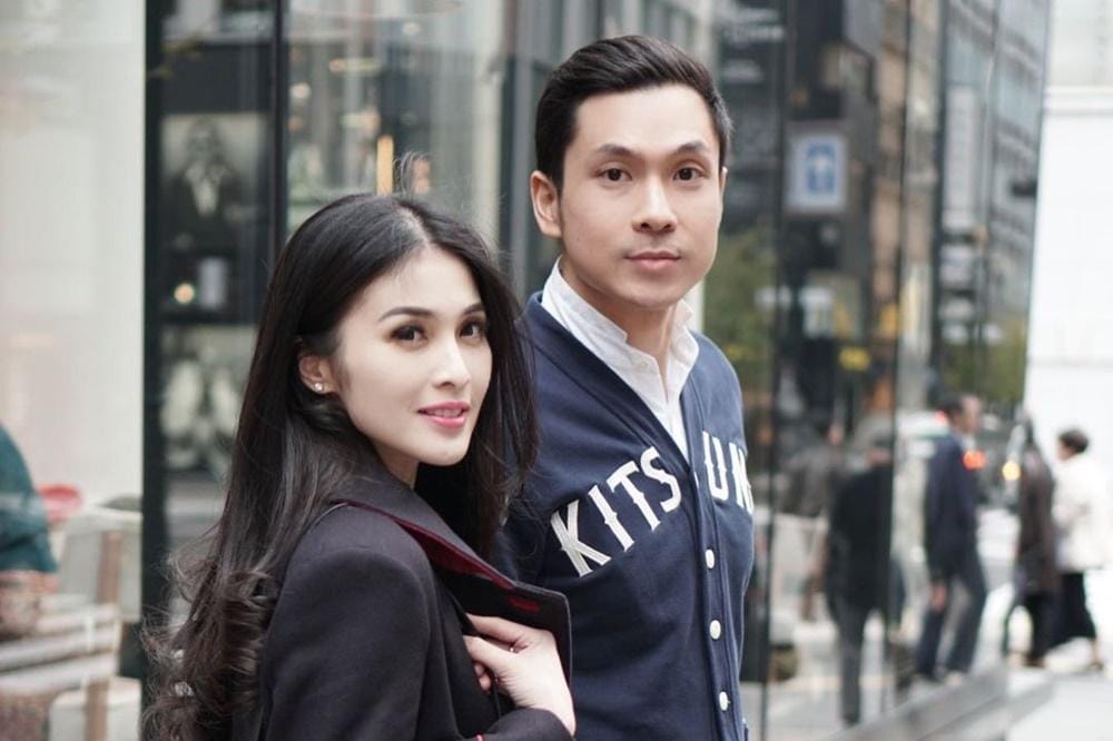 Mesra Banget! 10 Potret Intim Pasangan Artis yang Beda Usia Dua Tahun