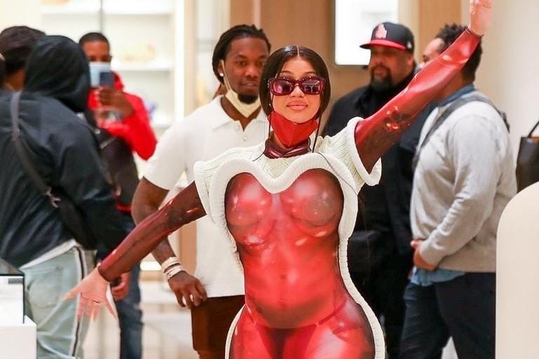 Cardi B Pamer Gaya Seksi dengan Pakaian Transparan di Jalanan