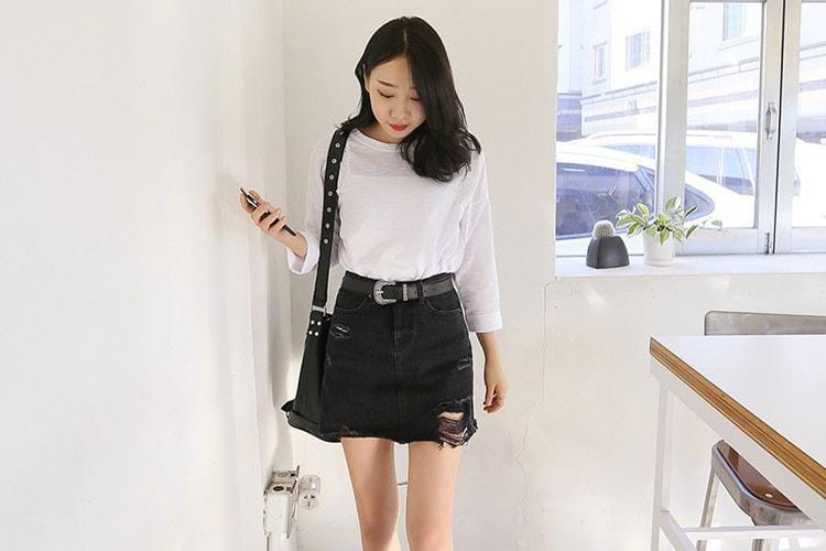Cara Praktis Membuat Rok Jeans jadi Lebih Chic
