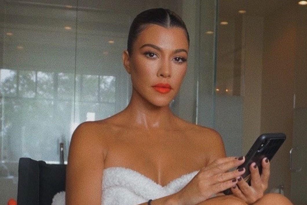 Gaya Seksi Kourtney Kardashian yang Buat Travis Barker Jatuh Hati