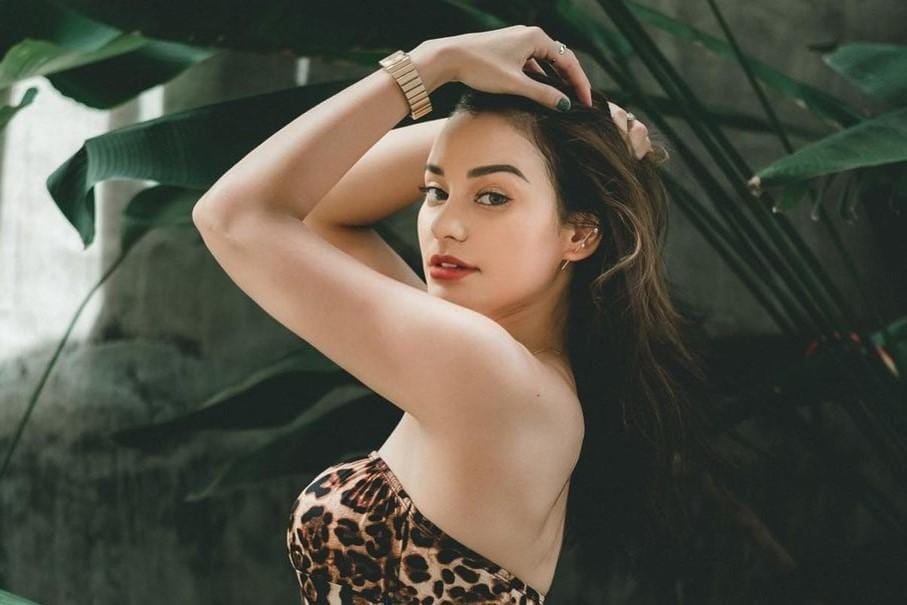 Intip Gaya Seksi Nora Alexandra, Istri Jerinx yang Mencuri Perhatian