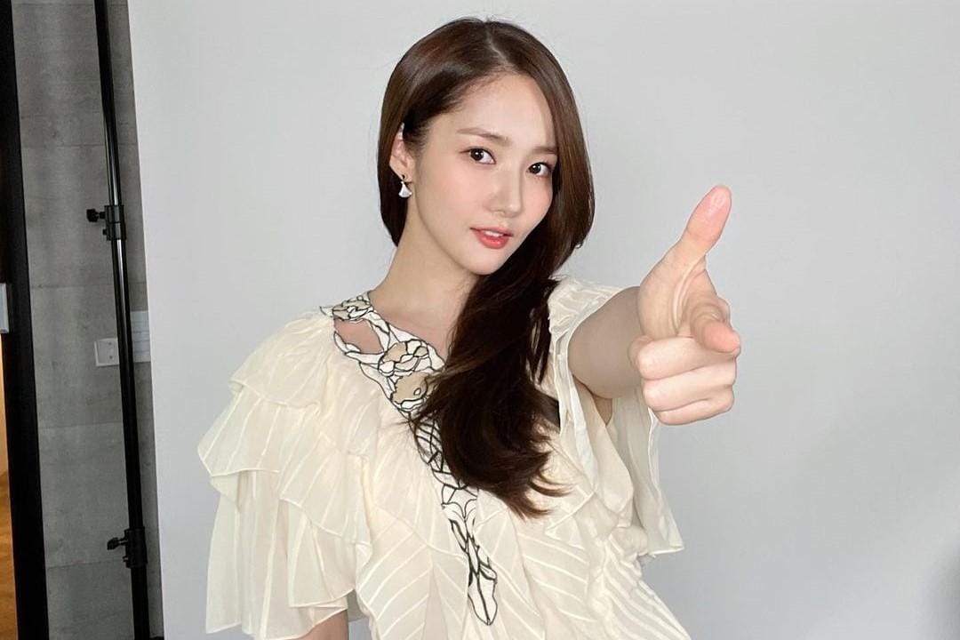 Suka Buat Baper Lawan Main, Begini Gaya Manis Park Min Young