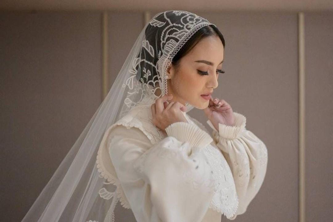 Detail Gaun Pernikahan Ririn Ekawati, Gaya Vintage yang Memesona