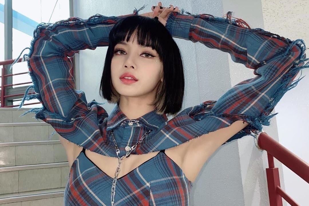 Bocoran Harga Baju Mewah Lisa BLACKPINK, Gaya Simpel Harga Jutaan!