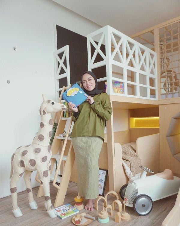 instagram.com/rachelvennya