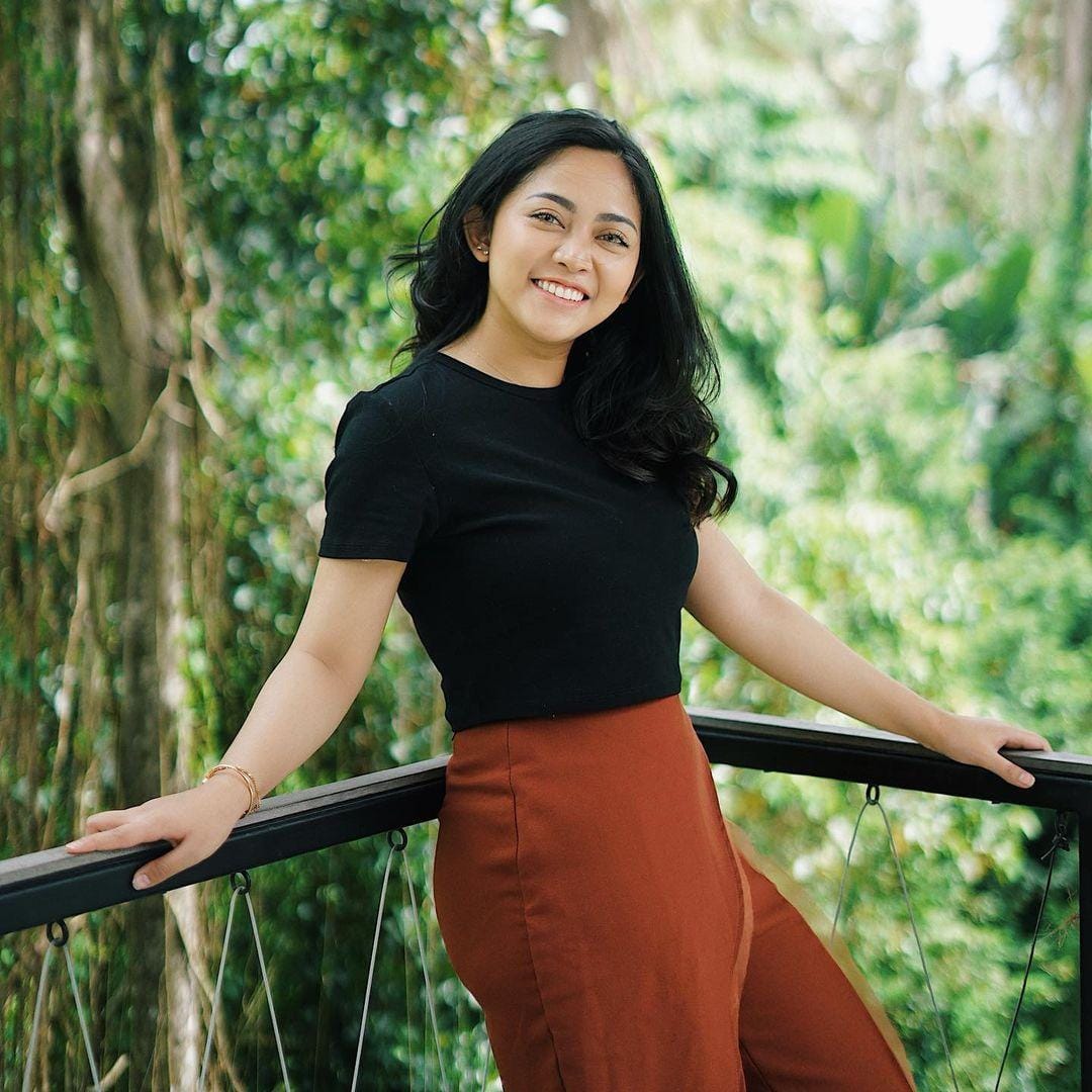 instagram.com/rachelvennya