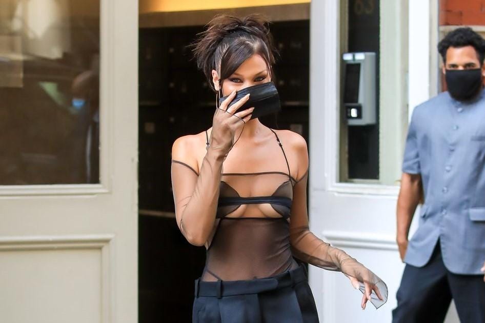 Gaya Pakaian Bella Hadid di Masa Pandemi, Tetap Seksi di Jalanan!