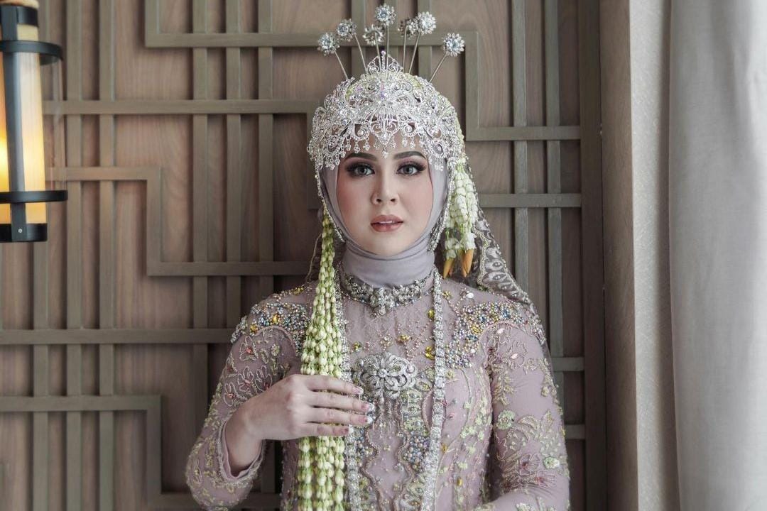 Detail Kebaya Pernikahan Kesha Ratuliu, Gaya Manis Balutan Adat Sunda
