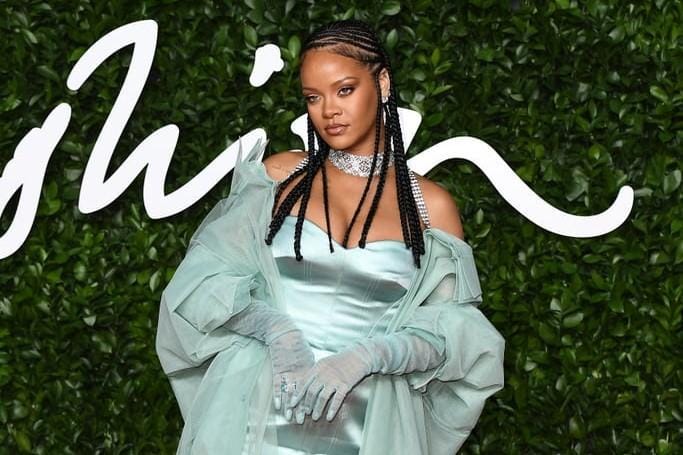 Resmi Tutup, Intip Gaya Modis Rihanna Pakai Fenty Fashion