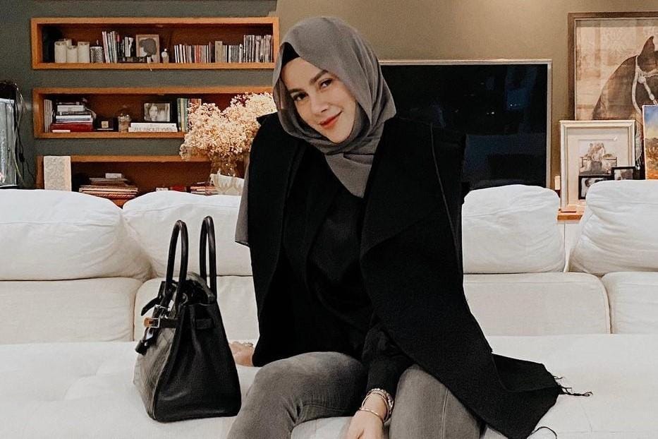 Menginjak Usia 41 Tahun, Begini Gaya Terkini Olla Ramlan