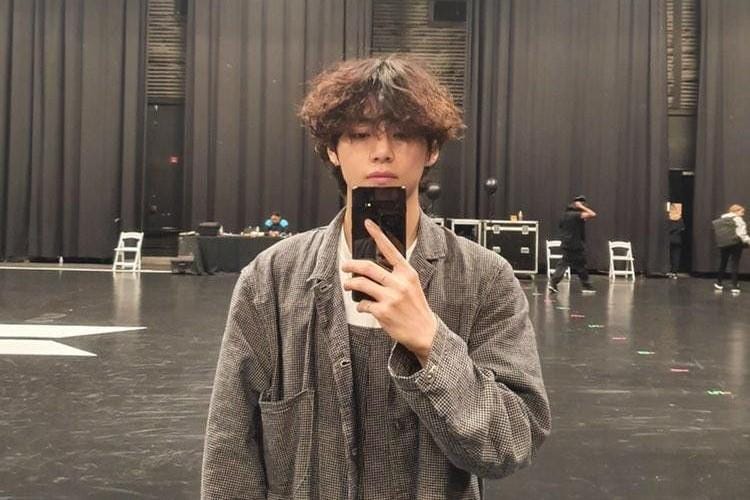Hobi OOTD, Intip Gaya Keren V BTS Sambil Mirror Selfie