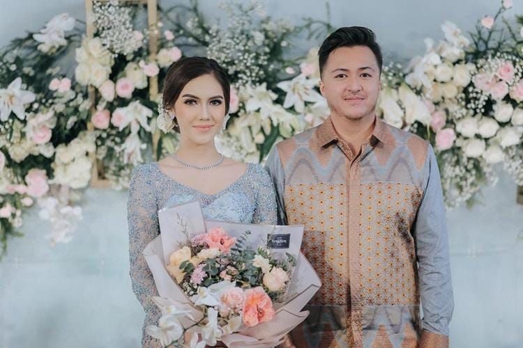 Putus dari Arbani Yasiz, Ini 9 Potret Lamaran Syahra Larez dan Kekasih