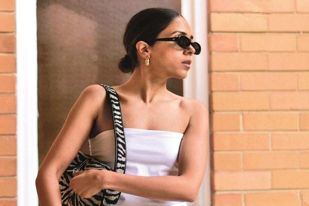 Inspirasi Outfit Pakai Shoulder Bag a La Tahun 90-an yang Modis Banget