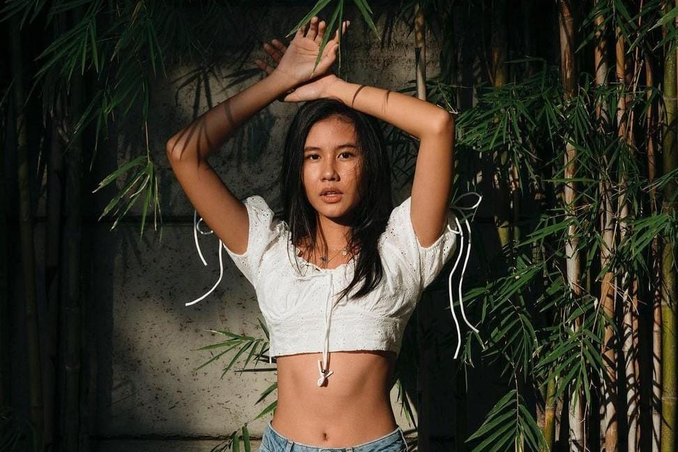 Gaya Shenina Cinnamon, Artis yang Dikabarkan Pacar Baru Angga Yunanda
