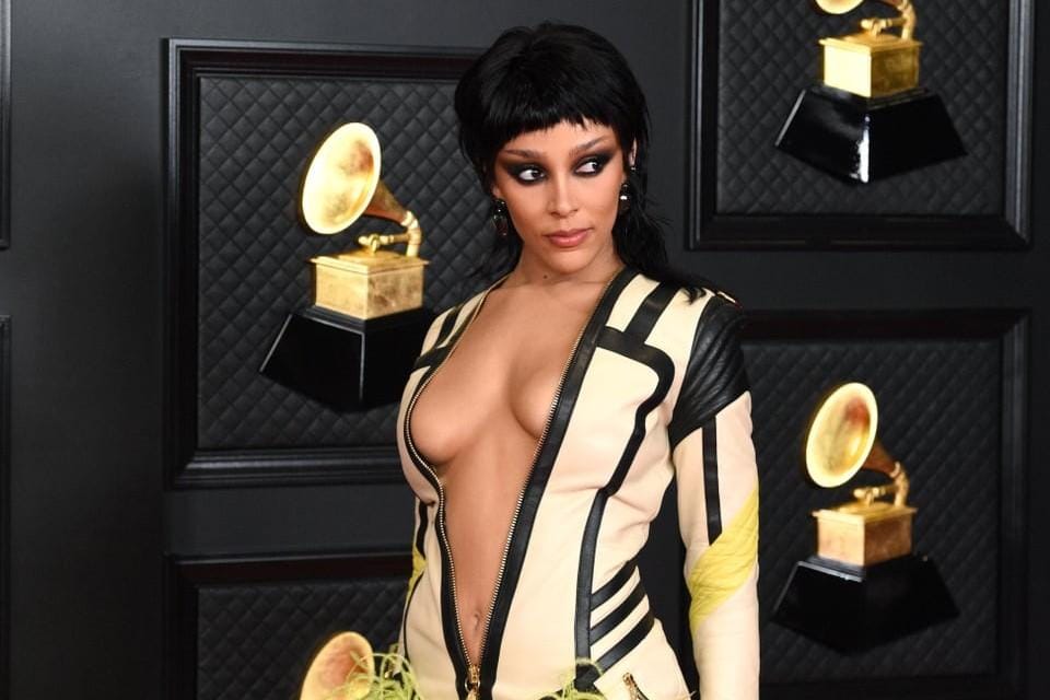 Deretan Artis yang Berani Hampir Telanjang di Grammy Awards 2021