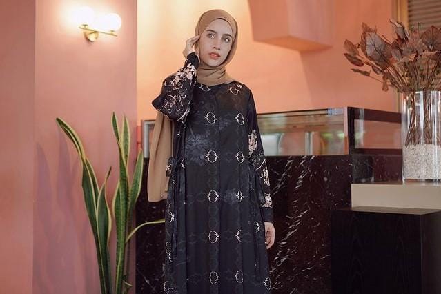 Inspirasi OOTD Pakai Gamis Hitam untuk Perempuan Hijab