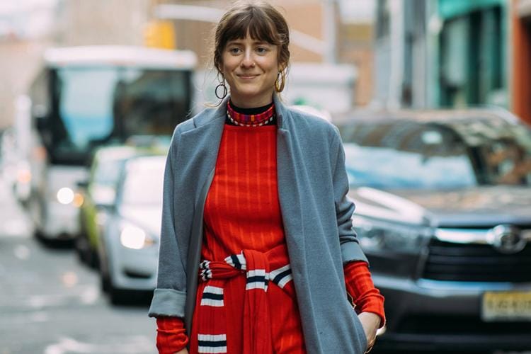 Inspirasi Gaya Kekinian Pakai Sweater Merah, Nyaman dan Statement!