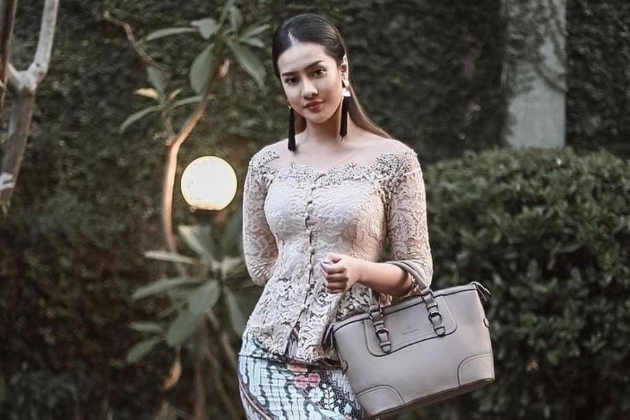 Intip Gaya Anya Geraldine saat Pakai Kebaya, Nggak Kalah Sensual!