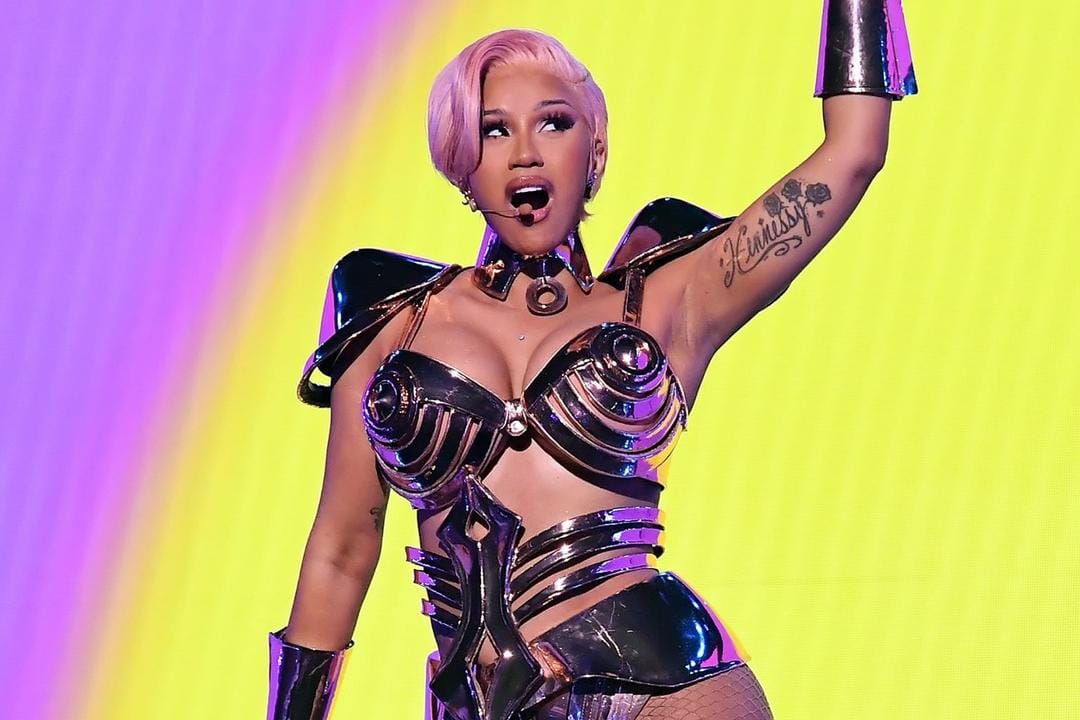 Gaya Cardi B dengan Kostum Paling Seksi di Atas Panggung