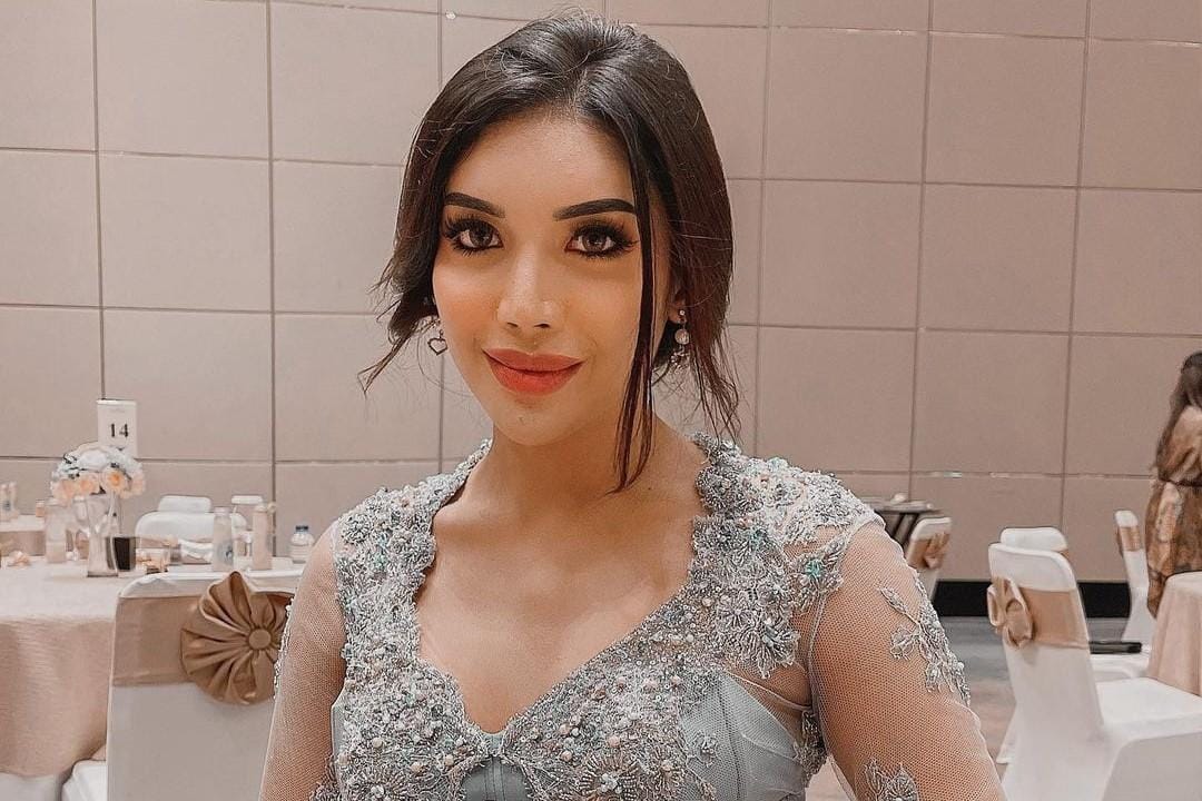 Deretan Gaya Sensual Millen Cyrus Pakai Kebaya, Bikin Pangling!