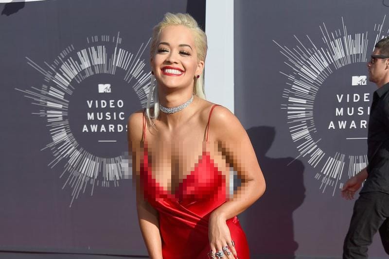 Nggak Takut Masuk Angin, Dress Para Artis Ini Dianggap Terlalu Terbuka
