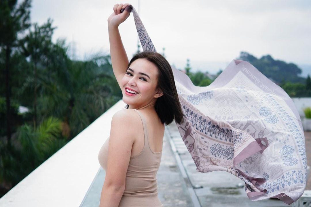 Gaya Seksi Amanda Manopo Pakai Baju Warna Kulit, Bikin Menoleh!