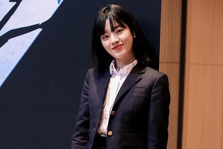 Intip Gaya Asli Lee Joo Young, Reporter Keren di Drama Korea 'Times'
