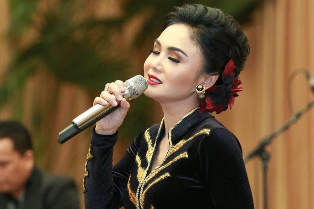 instagram.com/yunishara36