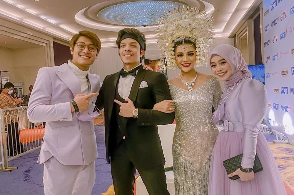 Serasi! 9 Momen Mesra Lesty dan Rizky Billar di Pernikahan Atta-Aurel