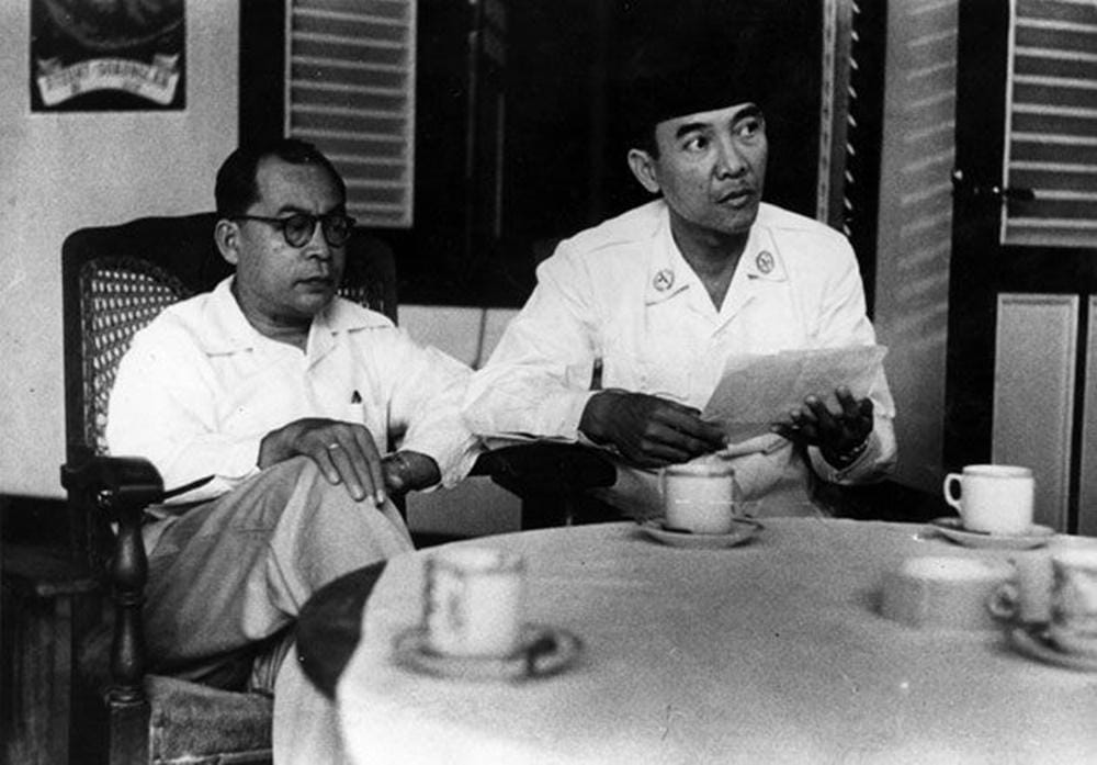 Proklamator Republik Indonesia, Wakil Presiden Mohammad Hatta (kiri) dan Sukarno (kanan) dalam sebuah pertemuan di masa Revolusi Nasional antara tahun 1945 hingga 1949. (Dok. Perpustakaan Nasional)