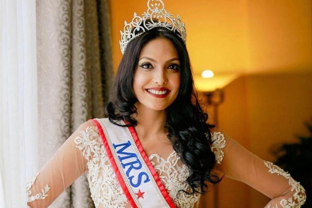 instagram.com/caroline_jurie_official