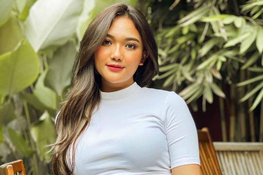 Gaya Artis Cewek Berdarah Indonesia Timur yang Punya Pesona Eksotis