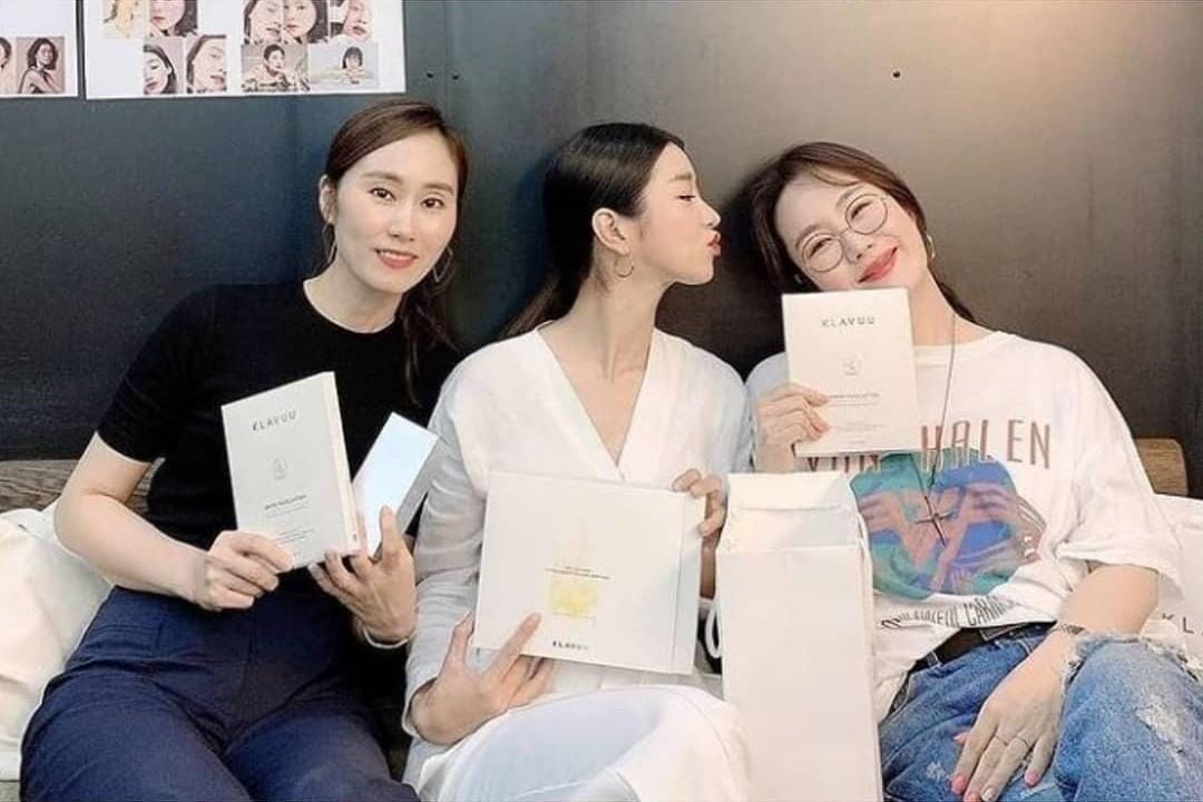 Tertuduh Bersikap Kasar, Begini Gaya Kompak Seo Ye Ji dengan Para Staf