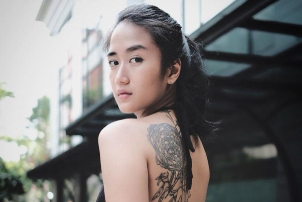Gaya Seksi Artis Cewek Indonesia Pamer Tato di Tubuh, Bikin Salfok!