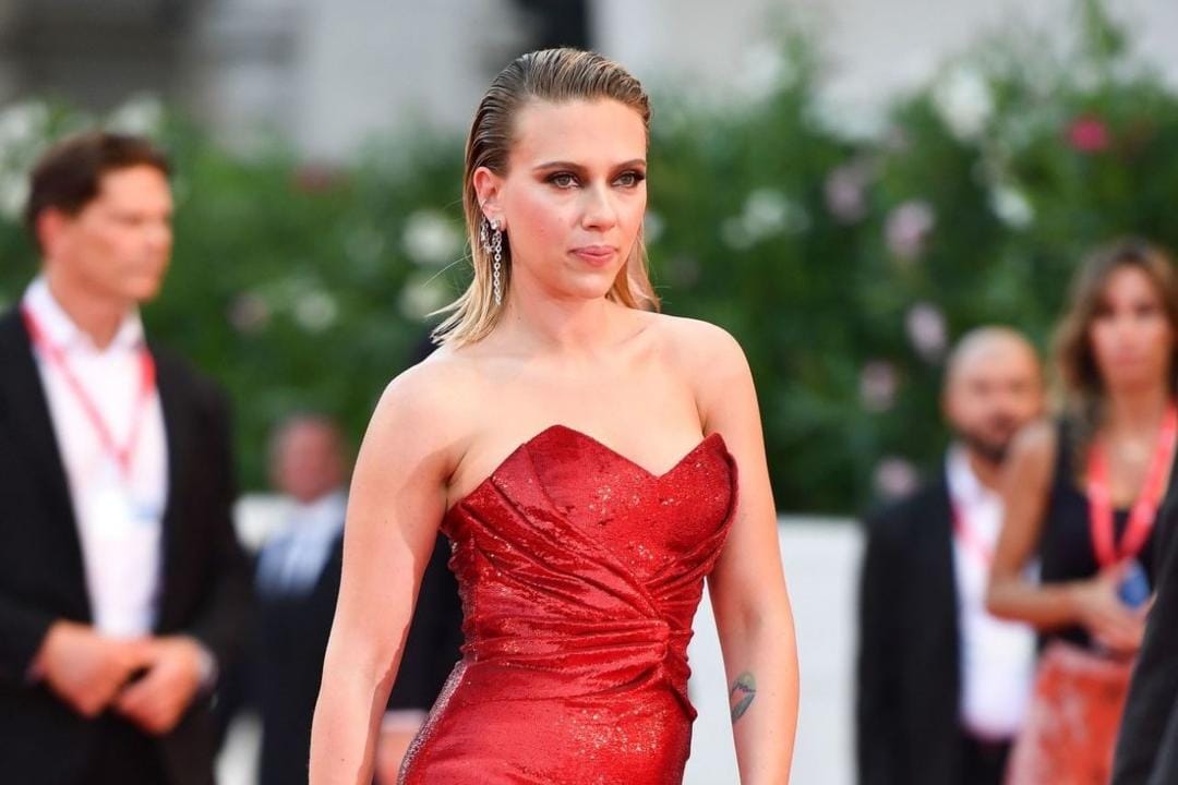 Intip Gaya Artis Hollywood Tomboy saat Berpakaian Seksi, Beda Drastis!