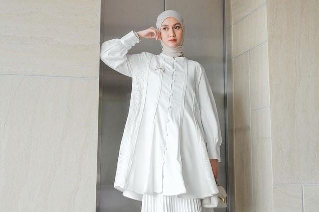 Inspirasi Busana Lebaran Pakai Outfit Putih untuk Hijabers