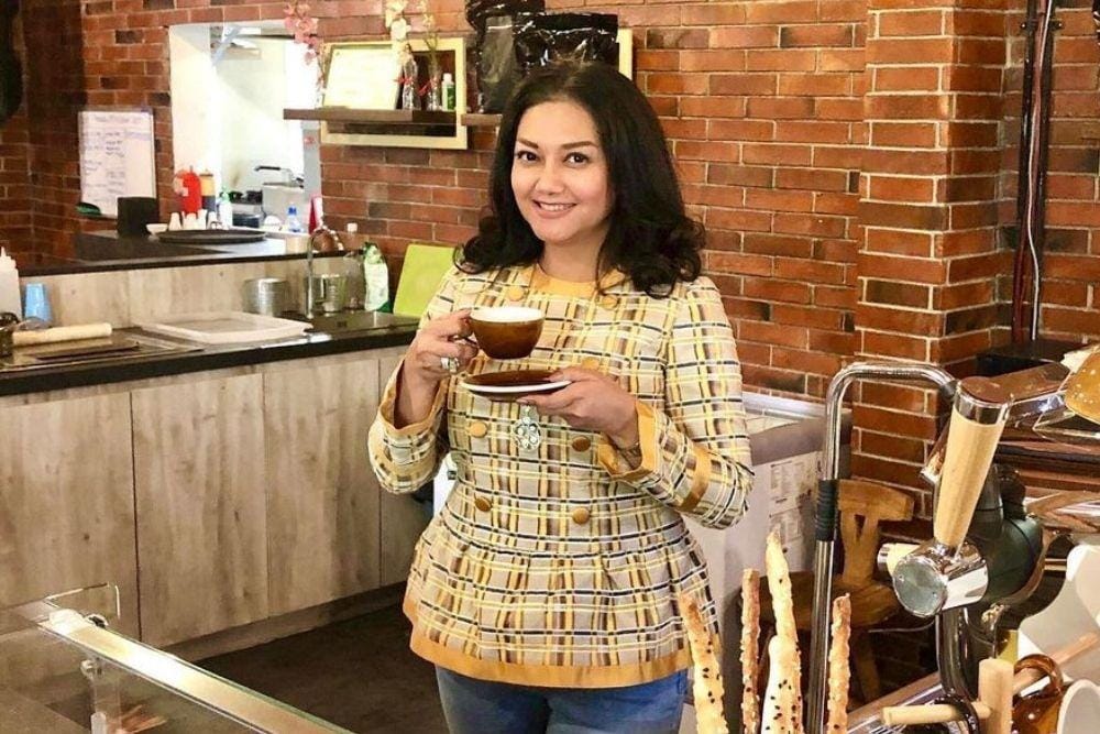 Potret Bella Saphira, Aktris Tahun 90-an yang Jadi Istri Pejabat