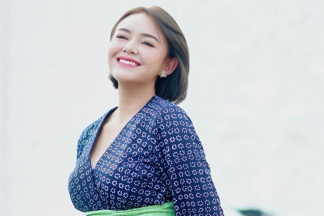 Potret Sensual Para Artis Indonesia Kenakan Kain Tradisional