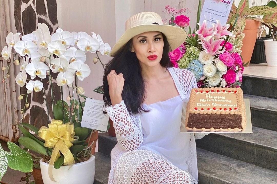 Gaya Seksi Diah Permatasari, Si Manis Jembatan Ancol di Usia 50 Tahun