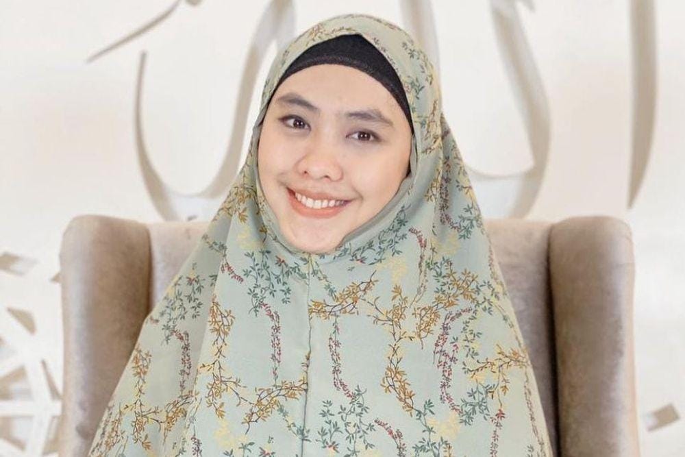 7 Potret Manis Oki Setiana yang Bikin Hati Adem 