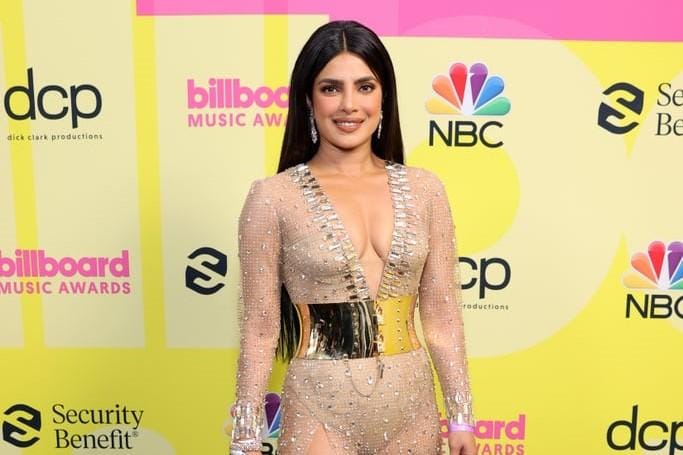 Gaya Para Artis yang Hadiri Karpet Merah Billboard Music Awards 2021