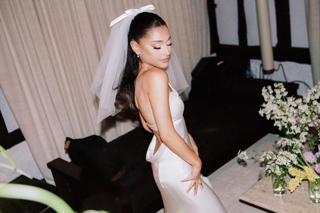 Detail Gaun Pernikahan Ariana Grande, Terinspirasi dari Karakter Film!