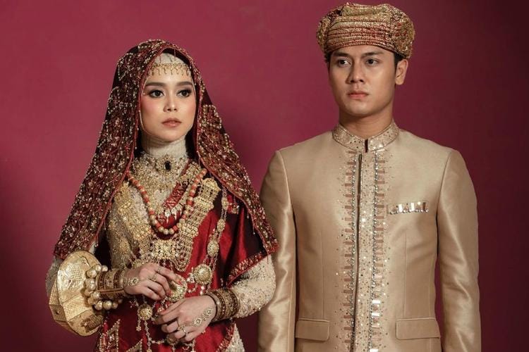 Gaya Artis Muda Lakukan Pre-Wedding dengan Adat Minang