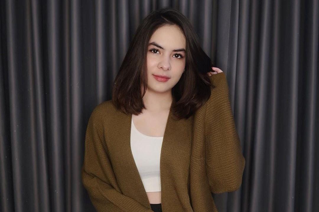 Pose Mesra dengan Niko Al-Hakim, Begini Gaya Berpakaian Steffi Zamora