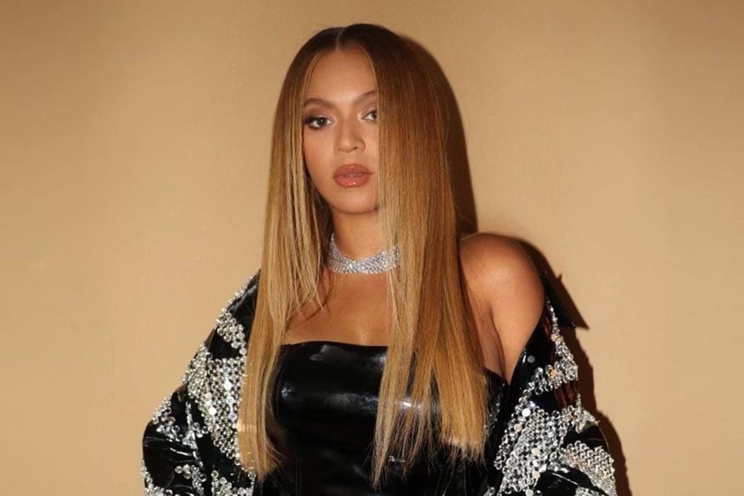 Ketat Banget! Beyoncé Pakai Mini Dress Temani Suami