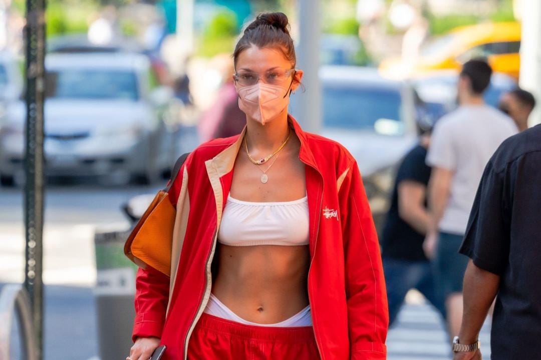 Astaga! Bella Hadid Pamer Celana Dalam di Tempat Umum, Kenapa?