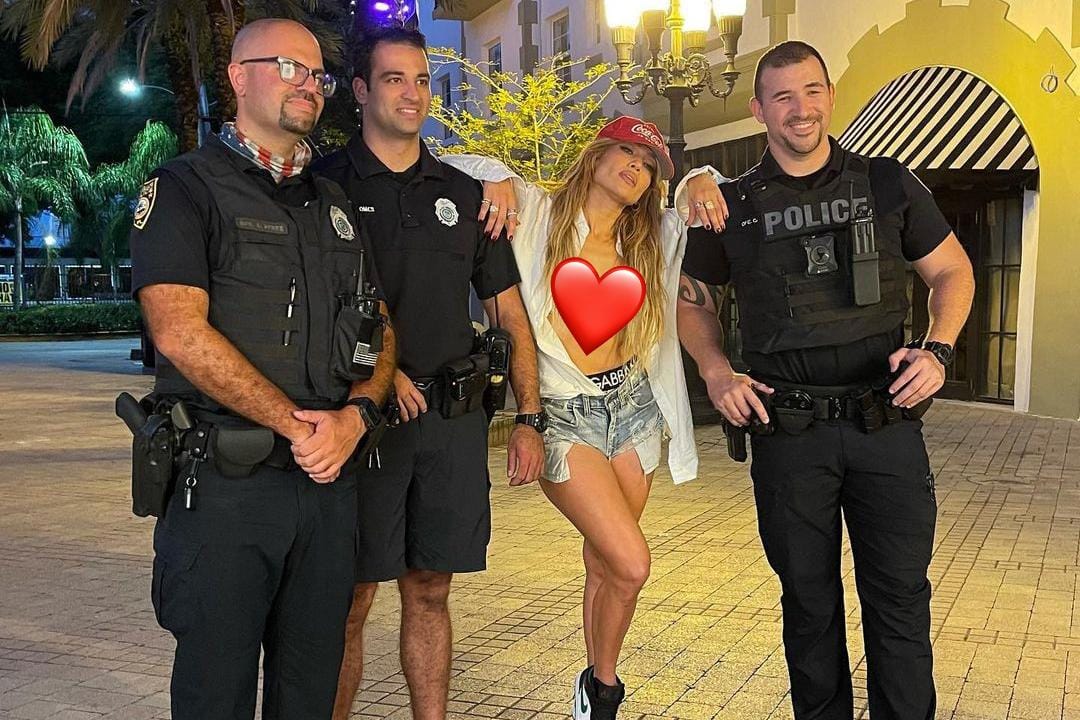 Diciduk Polisi, Jennifer Lopez Malah Buka Baju, Ada Apa?