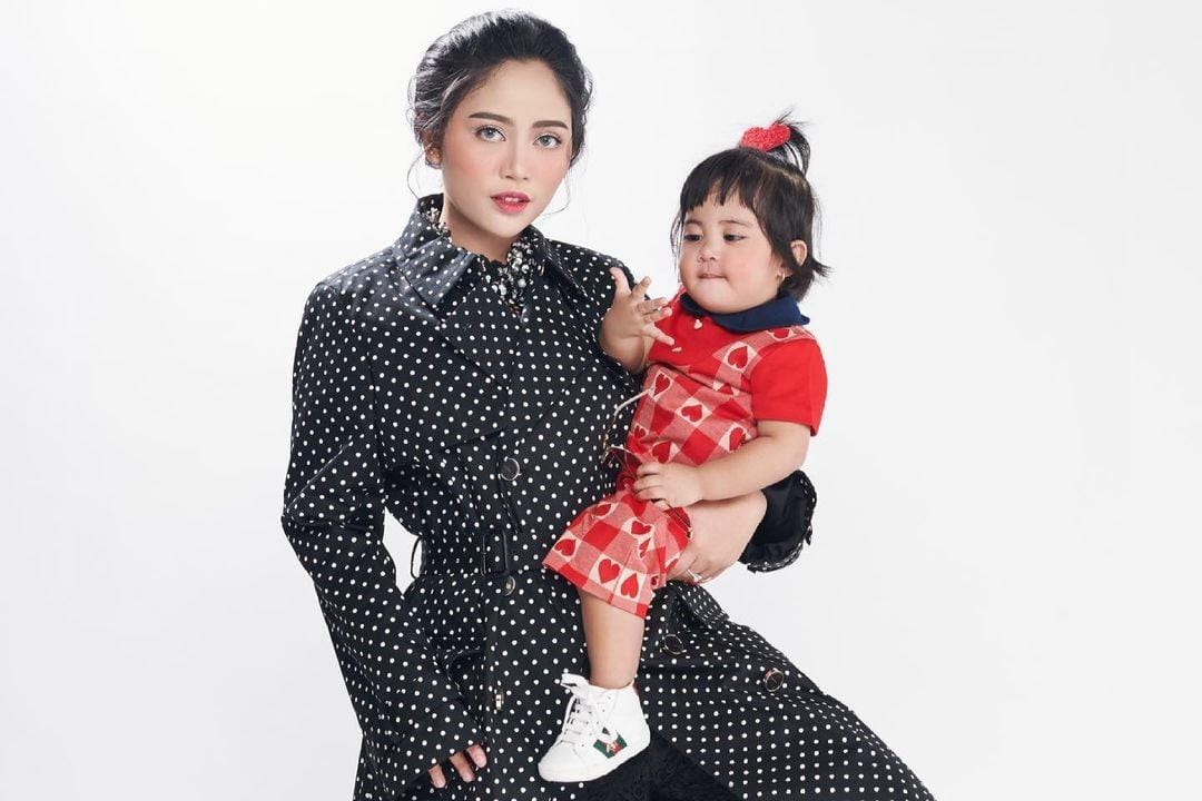 Usai Cerai, Rachel Vennya Tampil Mewah Bersama Sang Anak