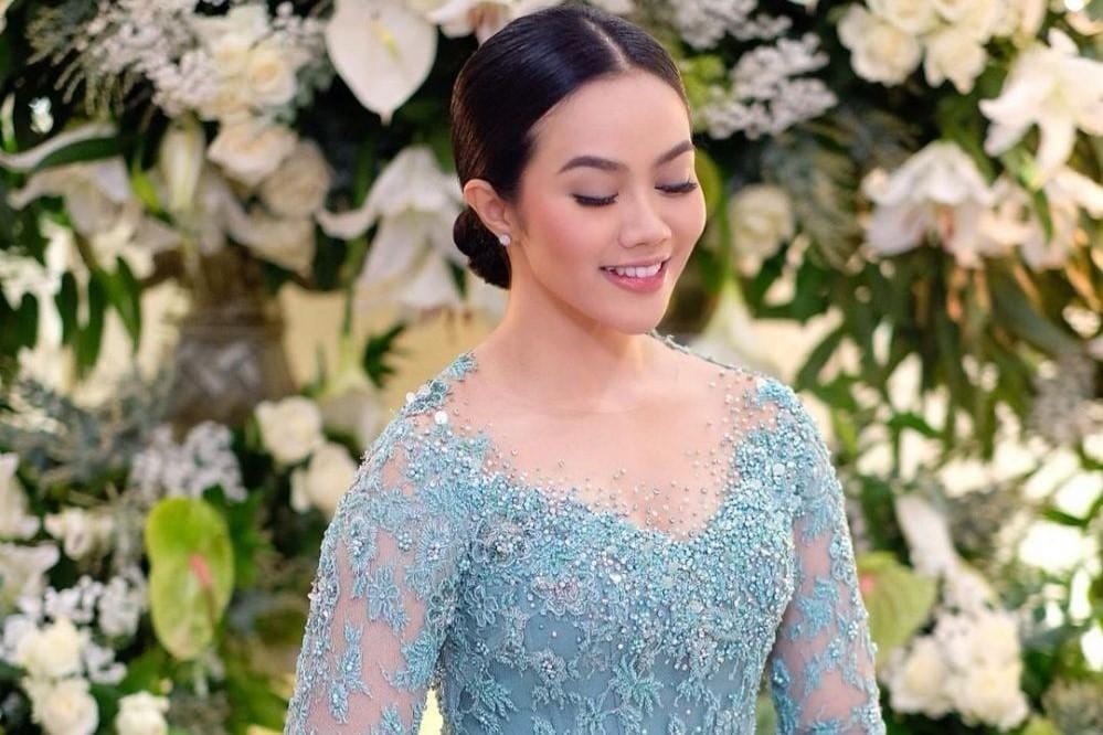 Inspirasi Kebaya Modern Warna Biru a La Seleb Indonesia